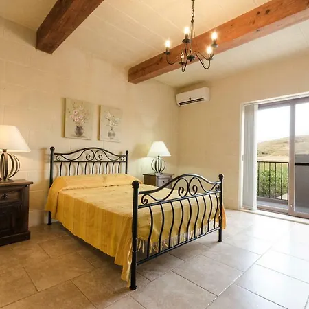 Ta' Giga Villa Għarb