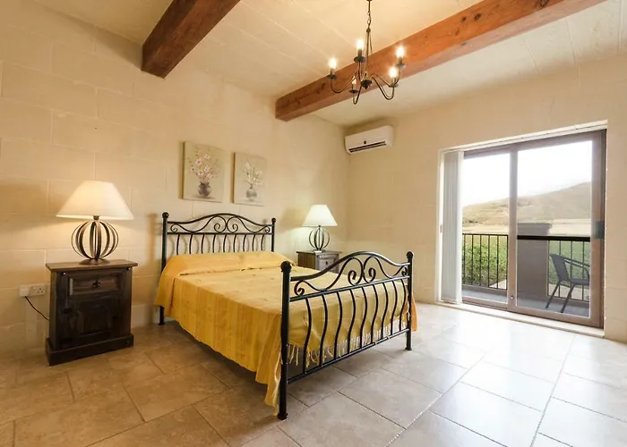 Ta' Giga Villa Għarb